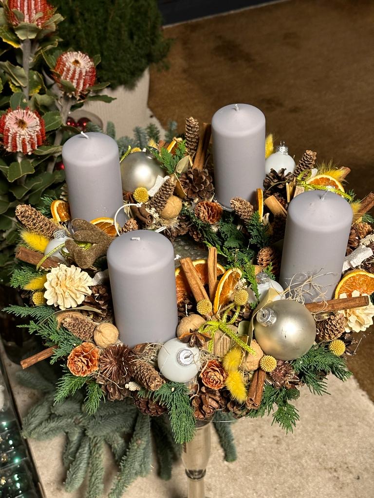 Adventes vainags ar četrām svecēm