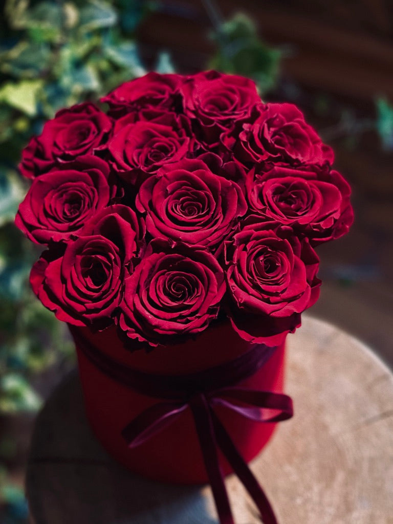 Ziedu kaste ar sarkanām rozēm