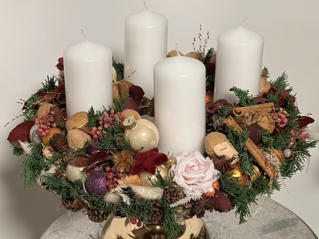 Adventes vainags ar četrām svecēm