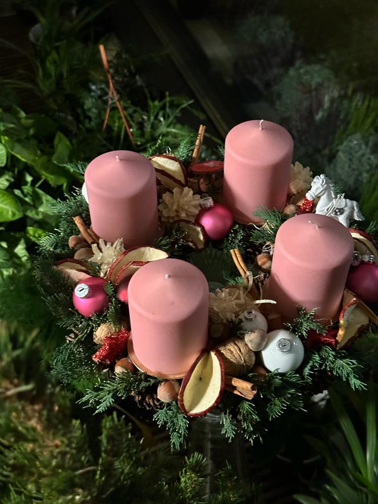 Adventes vainags ar četrām svecēm